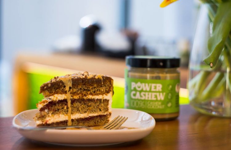 Bezlepkový Power Cake s cashew a slaným karamelom v Powerlogy space&coffee