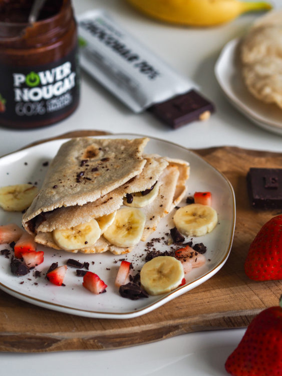 Domáci tortilla wrap bez lepku s nugátom a jahodami Domáci tortilla wrap bez lepku s nugátom a jahodami